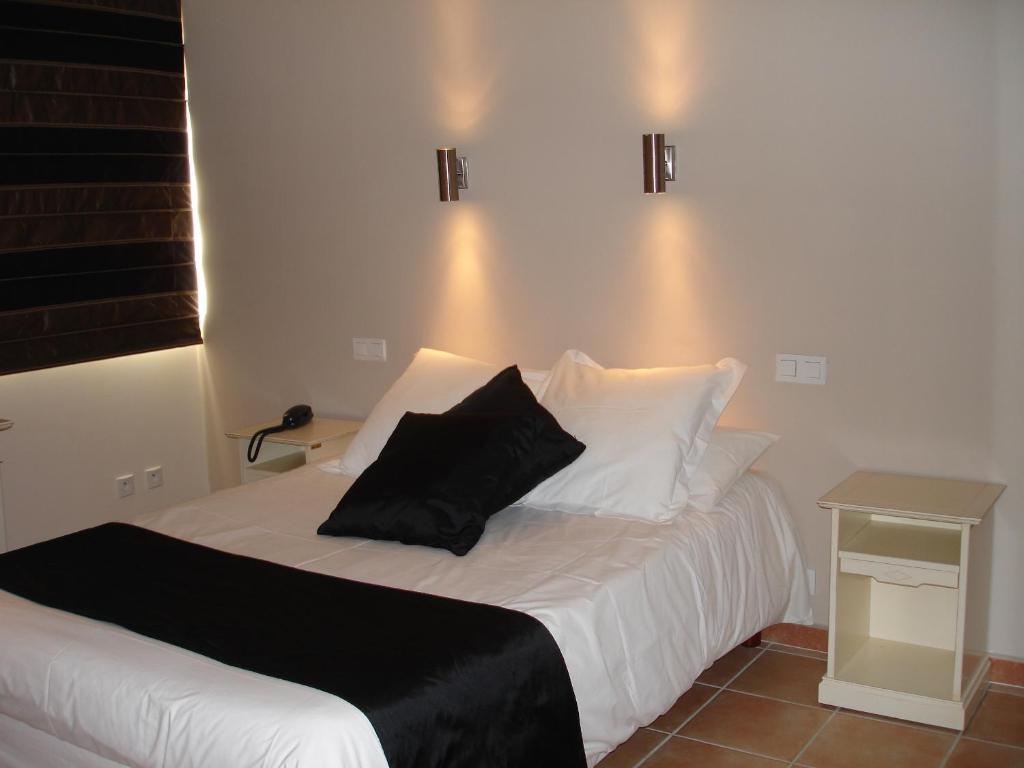 فندق Logis Auberge Cote Jardin Lézignan-Corbières الغرفة الصورة