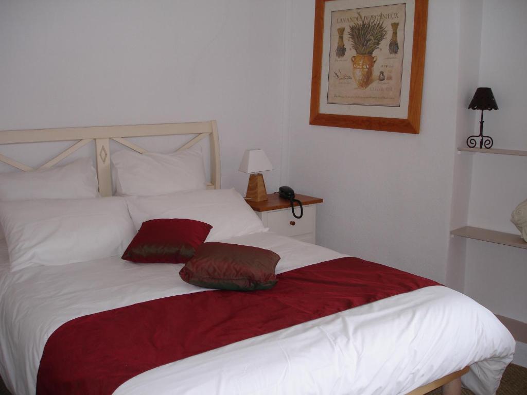 فندق Logis Auberge Cote Jardin Lézignan-Corbières الغرفة الصورة